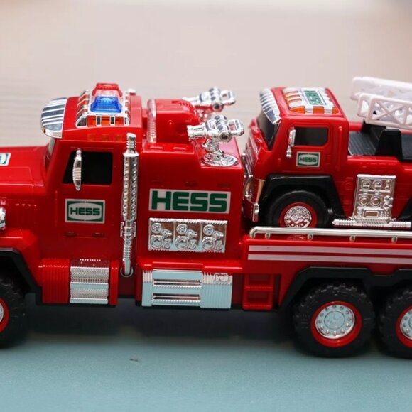 2015 Hess Fire Truck and Ladder Rescue New In Open Box. - Picture 3 of 3